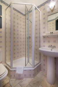 a bathroom with a shower and a sink at Logierhaus am Denkmal in Norderney