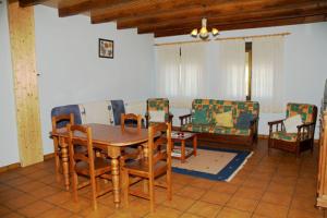 a living room with a wooden table and chairs at La Penona in Pandorado