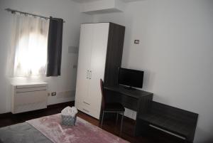 een woonkamer met een piano en een spiegel bij B&B Kenzia in Olbia