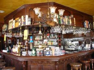 De lounge of bar bij The Pipers