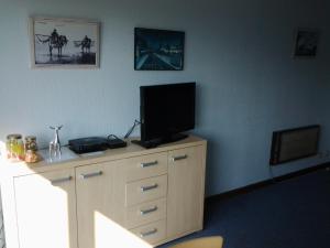 Zonnig Appartement met Zeezicht的电视和/或娱乐中心