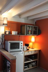 La cuisine est équipée d'un four micro-ondes et d'un réfrigérateur. dans l'établissement Maison de Charme - Campagne proche de Lille, à Sainghin-en-Mélantois
