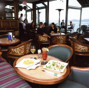 ein Restaurant mit einem Tisch mit einem Teller Essen in der Unterkunft Crest Hotel in Prince Rupert