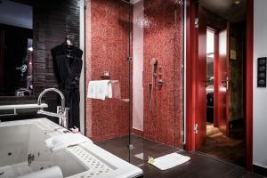 Koupelna v ubytování Buddha-Bar Hotel Prague