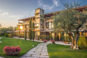 a building with a garden in front of it at Cà dell'Orto Rooms & Apartments in Verona