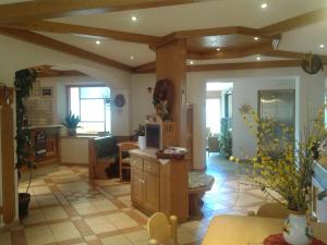 ein Wohnzimmer mit einer Küche und einem Esszimmer in der Unterkunft Albergo Pensione Serenetta in Varena
