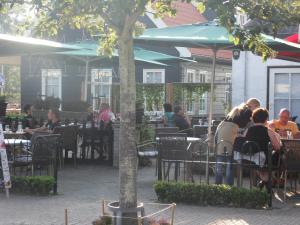 Um restaurante ou outro lugar para comer em Herberg de Aanleg