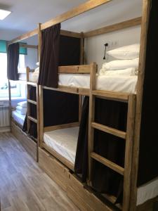 ユジノ・サハリンスクにあるホステル 65の二段ベッド2組が備わる客室です。