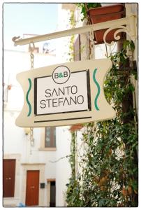 un panneau indiquant une santa stearmaarmaarmaarmaaarmaarmamaarmaarmaarma dans l'établissement Santo Stefano, à Putignano