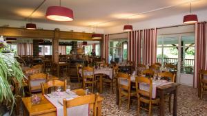 Restaurace v ubytování Logis Hotel Ur-Hegian + 33 fotografií