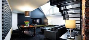 salon z kanapą i stołem w obiekcie Hotel Remes w mieście Opalenica