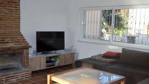 Televízia a/alebo spoločenská miestnosť v ubytovaní B&B Casa AriGiLi