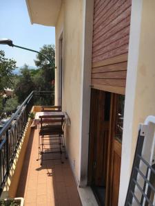 un balcón de un edificio con mesas y sillas en Appartamento Cavalieri, en Santa Maria Navarrese