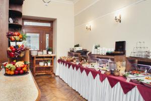 a buffet line with food on it in a restaurant at Ventus Rosa Apartments in Krakow