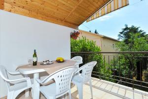 patio con mesa y sillas en el balcón en Apartment Tome Diklo, en Zadar