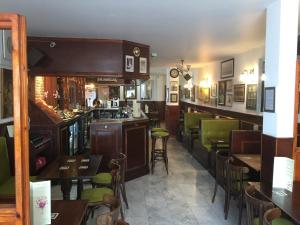 a restaurant with a bar and some tables and chairs at Lady Hamilton Inn in Portsmouth