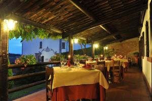 jadalnia ze stołami i krzesłami w budynku w obiekcie Bed And Breakfast Olimpia w mieście San Salvatore Monferrato