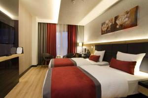 Postel nebo postele na pokoji v ubytování Ramada Encore by Wyndham Gebze