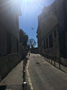 Une rue vide avec une rangée de poteaux à côté des bâtiments dans l'établissement Abracadabra Tortona, à Milan