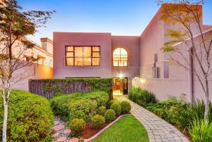 a pink house with a pathway in front of it at Le Petit Fillan in Johannesburg