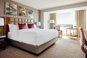 
A bed or beds in a room at Lansdowne Resort and Spa
