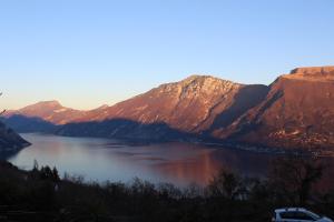 トレモージネ・スル・ガルダにあるVilla Panoramicaの山々の前の湖の景色