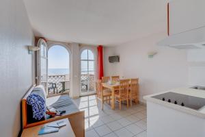 una cucina e una sala da pranzo con vista sull'oceano di Vacancéole - Résidence de L'Océan a La Tranche-sur-Mer