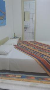 uma cama com um cobertor em cima em Hotel Pousada Terras do Sem Fim em Ilhéus