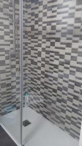 eine Dusche mit Glastür im Bad in der Unterkunft Benalbeach Apartment Ana in Benalmádena