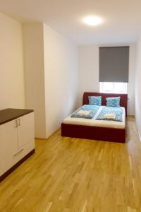 A bed or beds in a room at Debo Apartments Schönbrunner Strasse - contactless check in