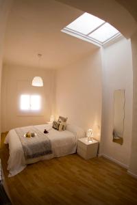 a bedroom with a bed and a skylight at Apartamento Santo Tomas 23 Dcha in Haro