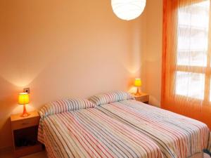 ラ・ピネーダにあるSHG Maldivas IIIのベッドルーム1室(ベッド1台、ランプ2つ、テーブル2台付)