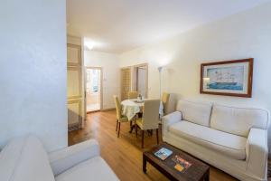 ein Wohnzimmer mit einem Sofa und einem Tisch in der Unterkunft Romantic Suite San Marco in Venedig