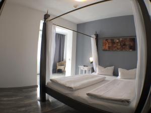Una cama o camas en una habitación de Hotel-Fritz