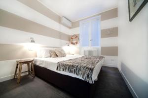 sypialnia z łóżkiem i oknem w obiekcie Belvedere Holiday Home w mieście Bellagio