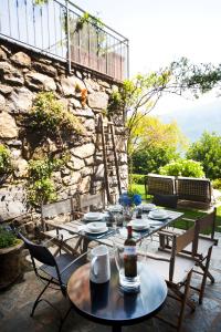 stół z talerzami i butelką piwa. w obiekcie Belvedere Holiday Home w mieście Bellagio