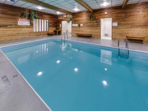 Piscina di Heritage Inn Hotel & Convention Centre - Cranbrook o nelle vicinanze
