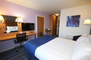 TV a/nebo společenská místnost v ubytování Holiday Inn Express Nuneaton by IHG