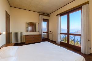 ストレーザにあるVilla Caterina by Impero Houseのベッドルーム(大型ベッド1台、大きな窓付)