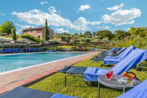 Bazén v ubytování Poggio Cennina Resort nebo v jeho okolí