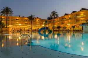 duży basen przed hotelem w obiekcie Apartamentos Turisticos Terralta w mieście Benidorm +37 zdjęć