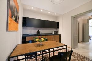 een eetkamer met een tafel met een vaas met bloemen erop bij Il Fuoco di Archimede - Ortigia in Siracusa +32 foto's