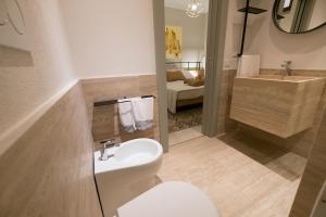 een badkamer met toilet, wastafel en bad bij Il Fuoco di Archimede - Ortigia in Siracusa