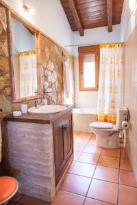 y baño con lavabo y aseo. en Casas Rurales La Dehesa, en Casas del Monte