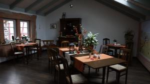 Pension Mühlrad في Herbsleben: مطعم فيه طاولات وكراسي في الغرفة