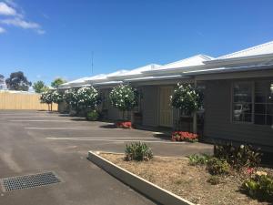 un estacionamiento frente a un edificio en Winchelsea Motel, en Winchelsea