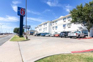 a building with a no parking sign in a parking lot at Motel 6-Oklahoma City, OK in Oklahoma City