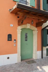 una puerta verde al lado de un edificio en Relais Corte Sant' Agata B&B en Verona