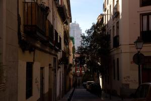 a narrow alley with buildings and a building at Buhardilla Corazon de Malasana in Madrid