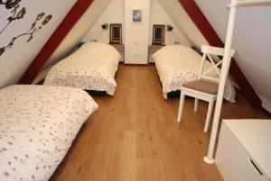 Giường trong phòng chung tại Vakantiehuis "It koaihûs"